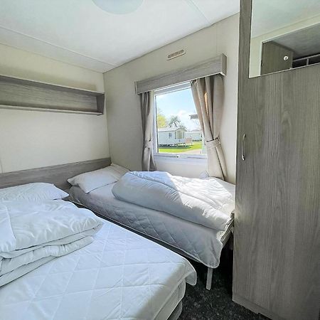 Gorgeous Caravan With Decking In Breydon Water Holiday Park, Ref 10081B Belton with Browston Exteriör bild