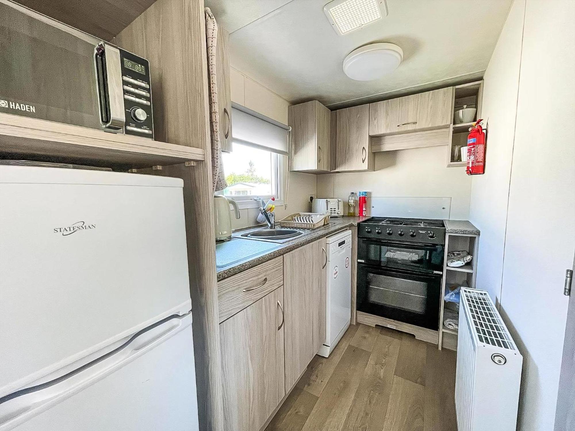 Gorgeous Caravan With Decking In Breydon Water Holiday Park, Ref 10081B Belton with Browston Exteriör bild