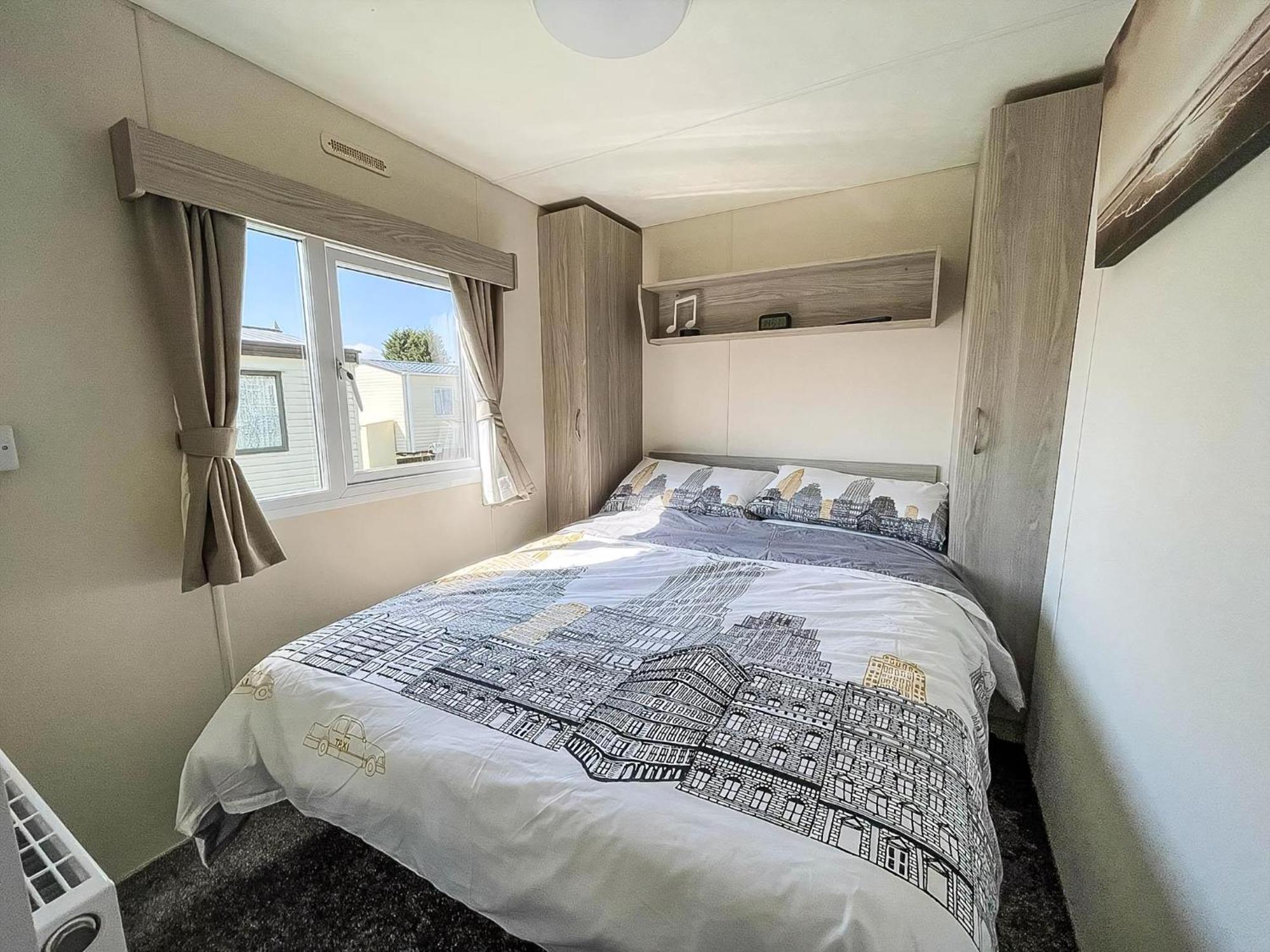 Gorgeous Caravan With Decking In Breydon Water Holiday Park, Ref 10081B Belton with Browston Exteriör bild